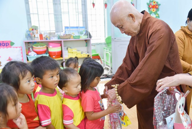 Ban Từ thiện: Tặng quà Trung Thu cho các em học sinh ở Đắk Som, Đăk Nông